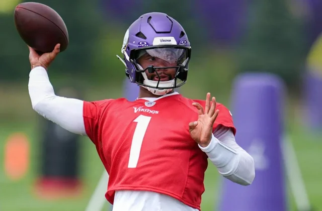 Carson Wentz to Start for Vikings Against Bears With Murray Concussed