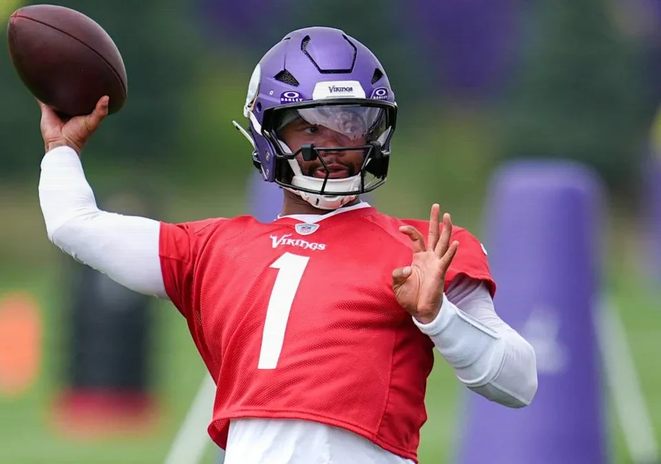 Carson Wentz to Start for Vikings Against Bears With Murray Concussed