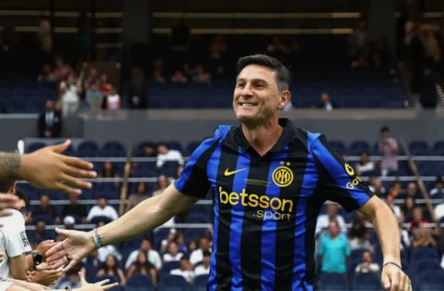 Javier Zanetti Brings P.U.P.I. Foundation Tribute to Maradona in Naples
