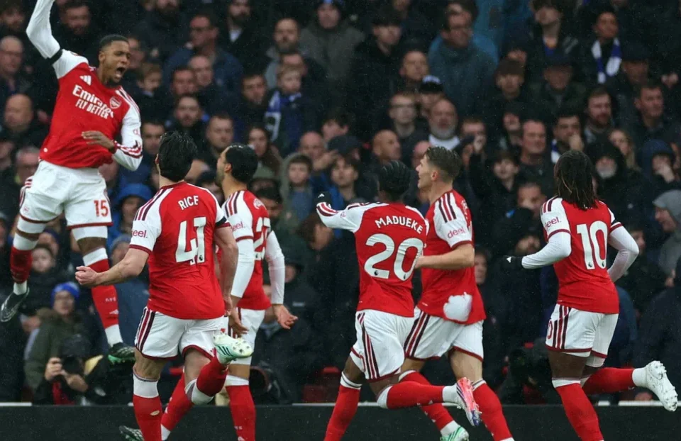 Arsenal Beat Everton to Join Manchester City at Premier League Summit