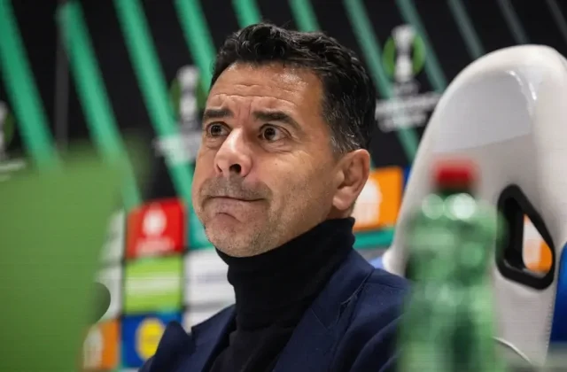 De Boer Slams Ajax Coach Michel González Over Communication Issues