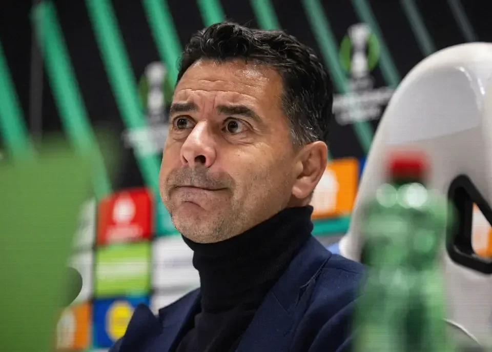 De Boer Slams Ajax Coach Michel González Over Communication Issues