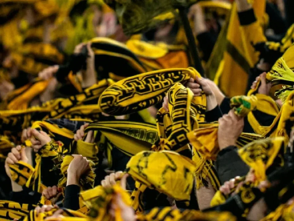 Borussia Dortmund to Reward Fans for Locking Phones During Matches