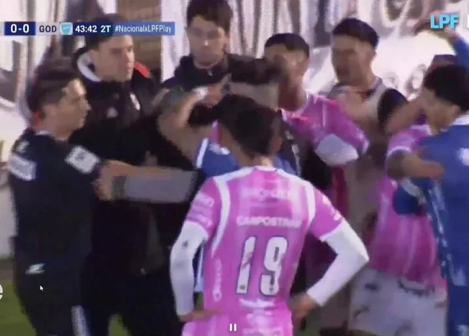 Mobile Replay Leads Referee Lamolina to Overturn Penalty in Argentina