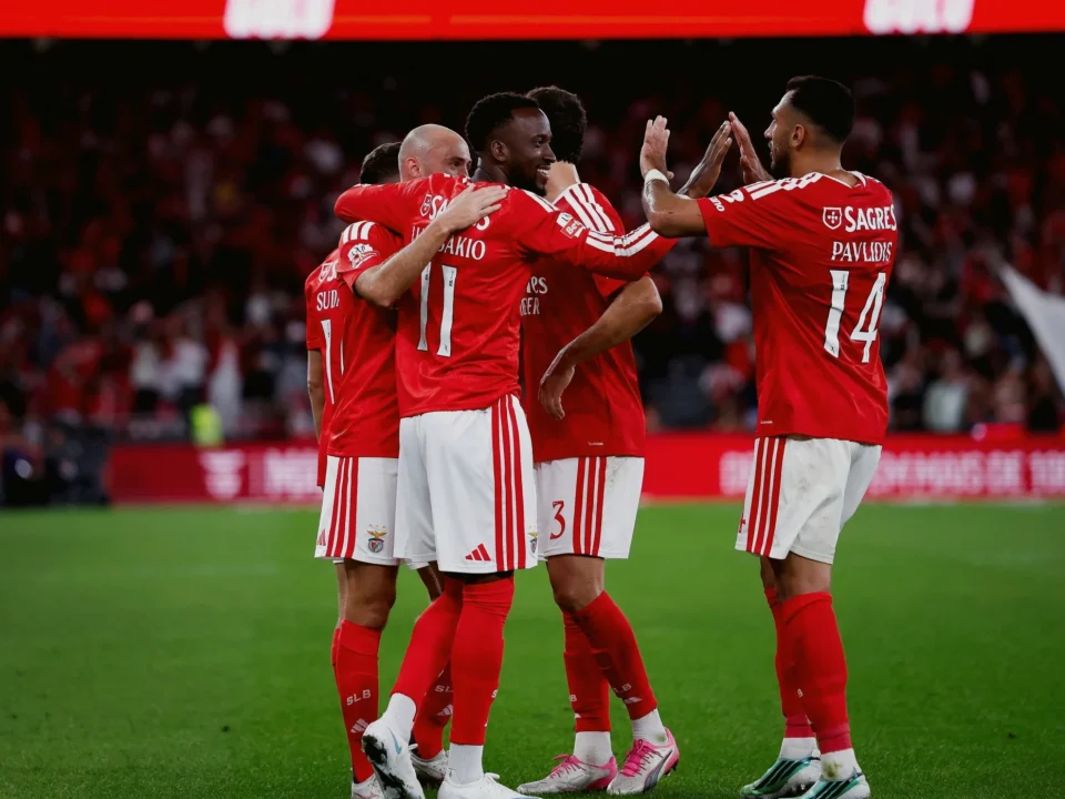 Echeverri Assists as Benfica Beat Vitória Guimarães 2-0