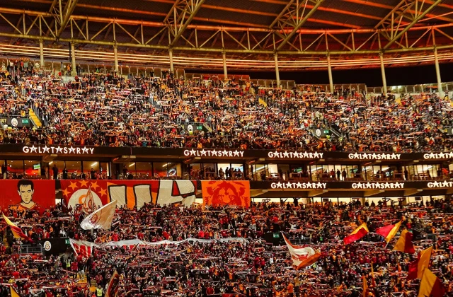 Galatasaray Fans Disrupt Barcelona’s Istanbul Hotel Stay with Fireworks