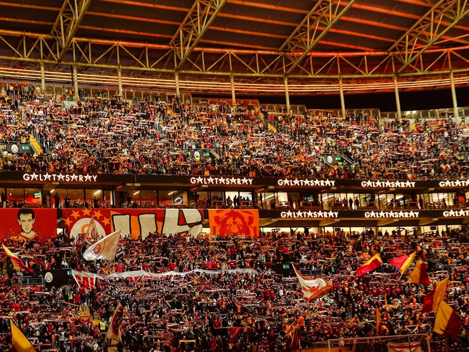 Galatasaray Fans Disrupt Barcelona’s Istanbul Hotel Stay with Fireworks