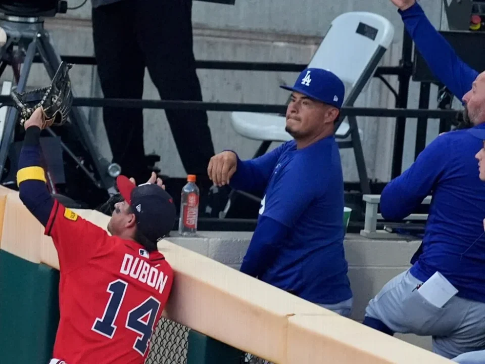 Mauricio Dubón robs Freddie Freeman in Braves-Dodgers NLDS Game 3