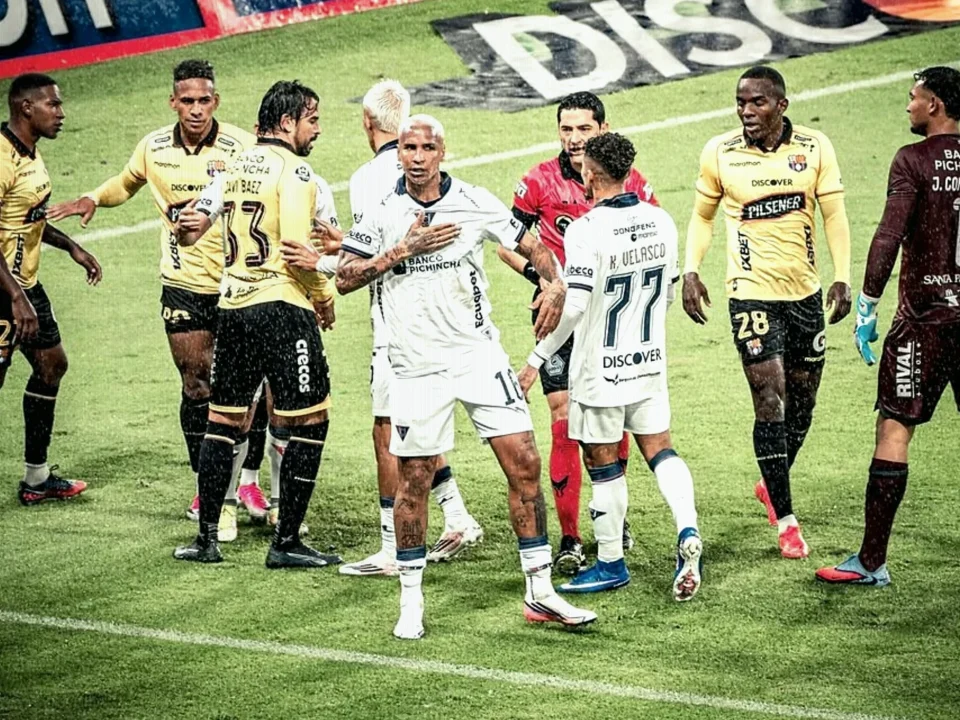 Deyverson Sent Off After Late Flashpoint in Liga de Quito’s Clásico Win
