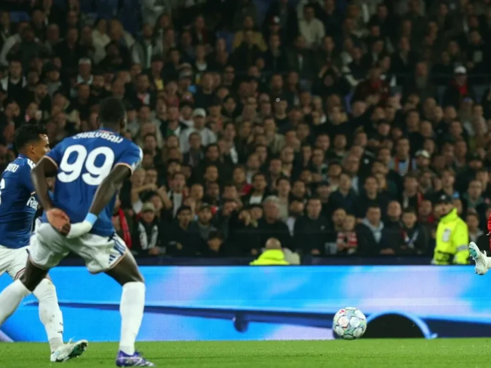 Feyenoord Come Back to Hand Como First Champions League Defeat