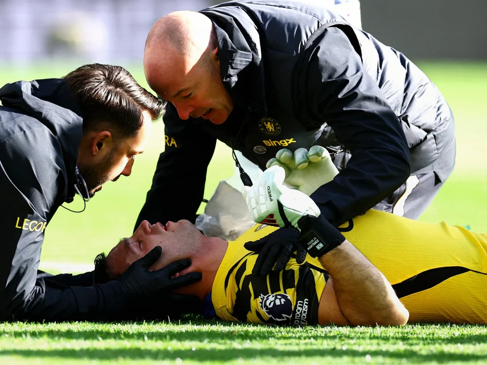 Chelsea Goalkeeper Dibu Martínez Hospitalised After Everton Collision