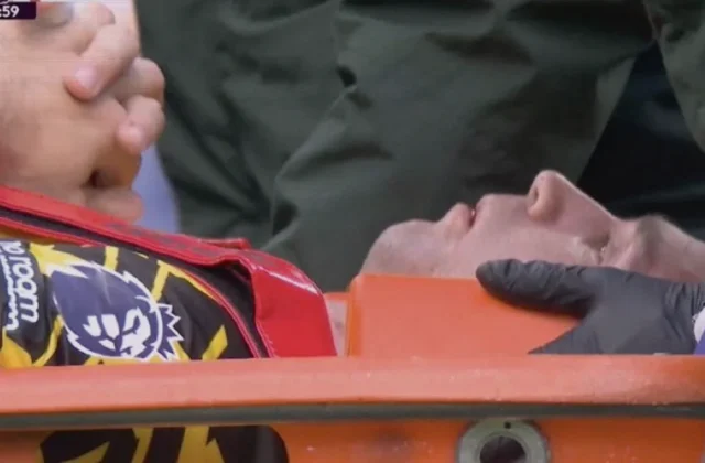 Emiliano Martínez Stretchered Off During Everton vs Chelsea Clash