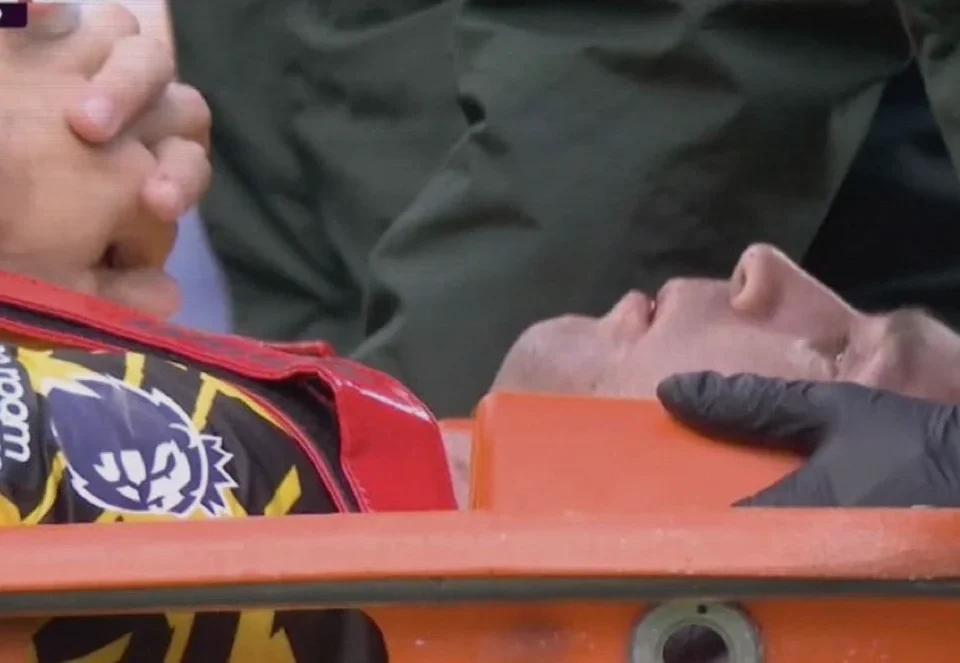 Emiliano Martínez Stretchered Off During Everton vs Chelsea Clash
