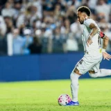 Neymar’s Late Penalty Double Earns Santos Draw Against Flamengo