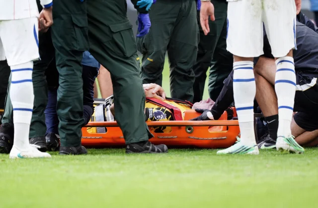 Emiliano Martínez Stretchered Off After Heavy Collision Against Chelsea