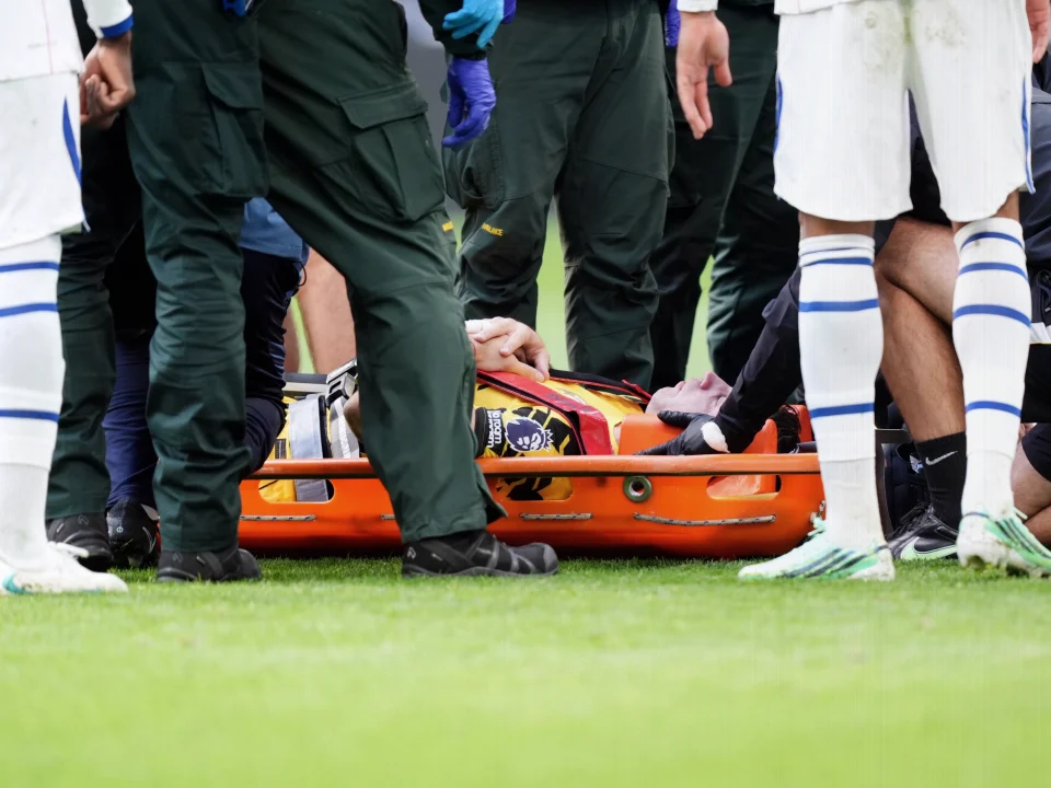 Emiliano Martínez Stretchered Off After Heavy Collision Against Chelsea