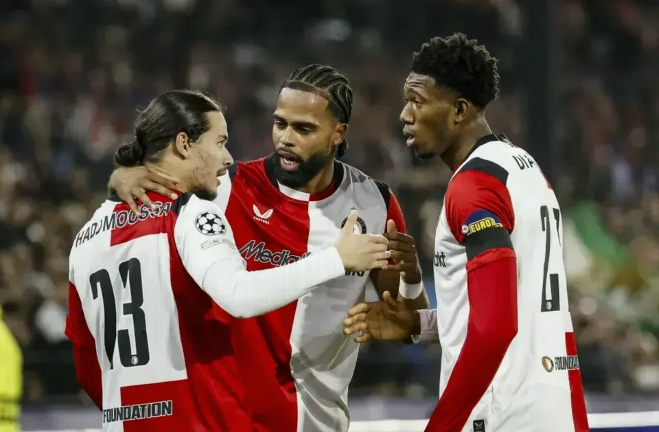Feyenoord Beat Como as Van Bronckhorst Gets Response After Barça Rout