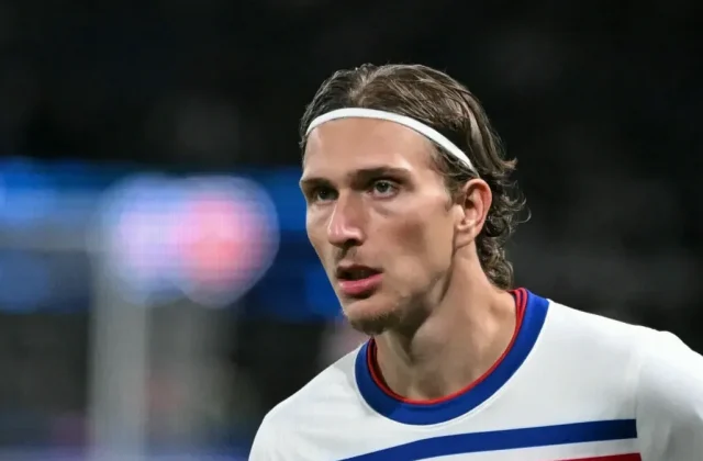 Mika Godts and Ajax Struggle After €45m PSG Transfer