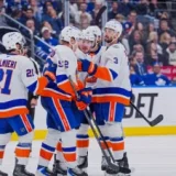 Holmstrom Scores Twice as Islanders Beat Maple Leafs 4-1