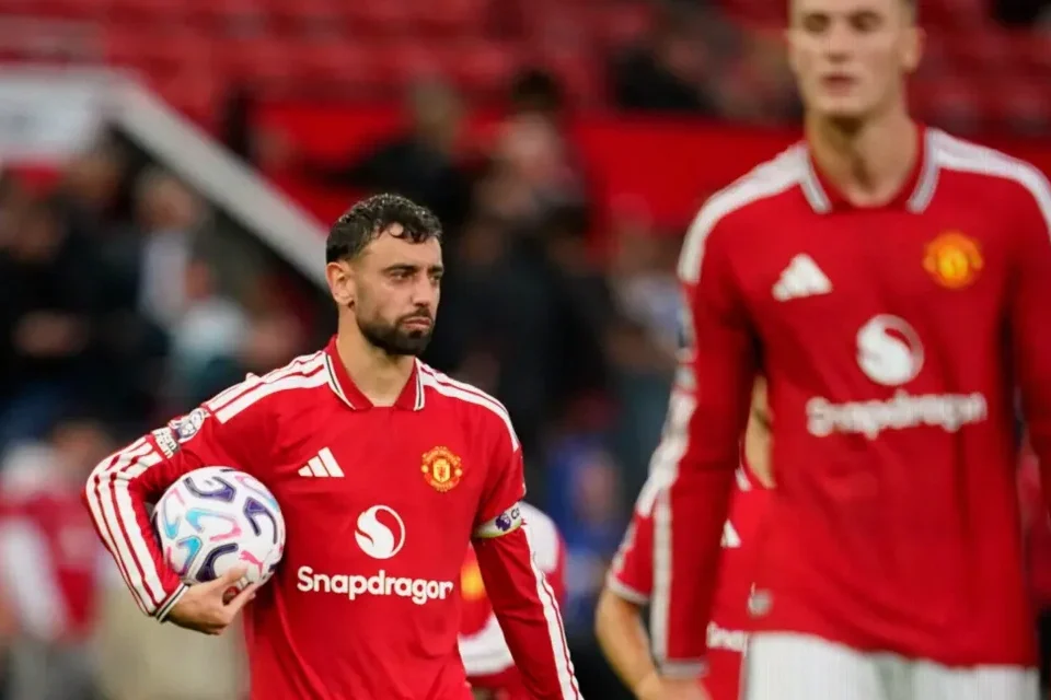 Bruno Fernandes and Michael Carrick Clash After Manchester United’s Como Defeat