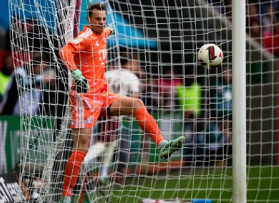 Neuer Error Gifts Augsburg Goal Eight Seconds Into Bayern Clash