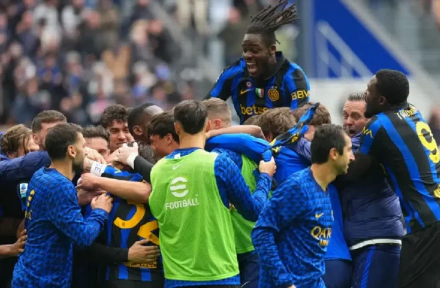 Inter Milan Stun Fiorentina Late to Stay Top of Serie A