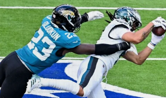 Foyesade Oluokun Powers Jaguars Past Eagles With 10-Tackle Performance