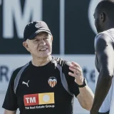 Javier Aguirre Accepts Valencia Dugout Tradition at Mestalla