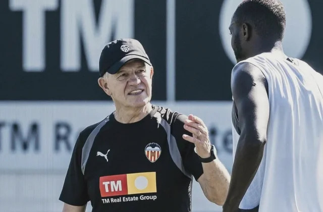 Javier Aguirre Accepts Valencia Dugout Tradition at Mestalla