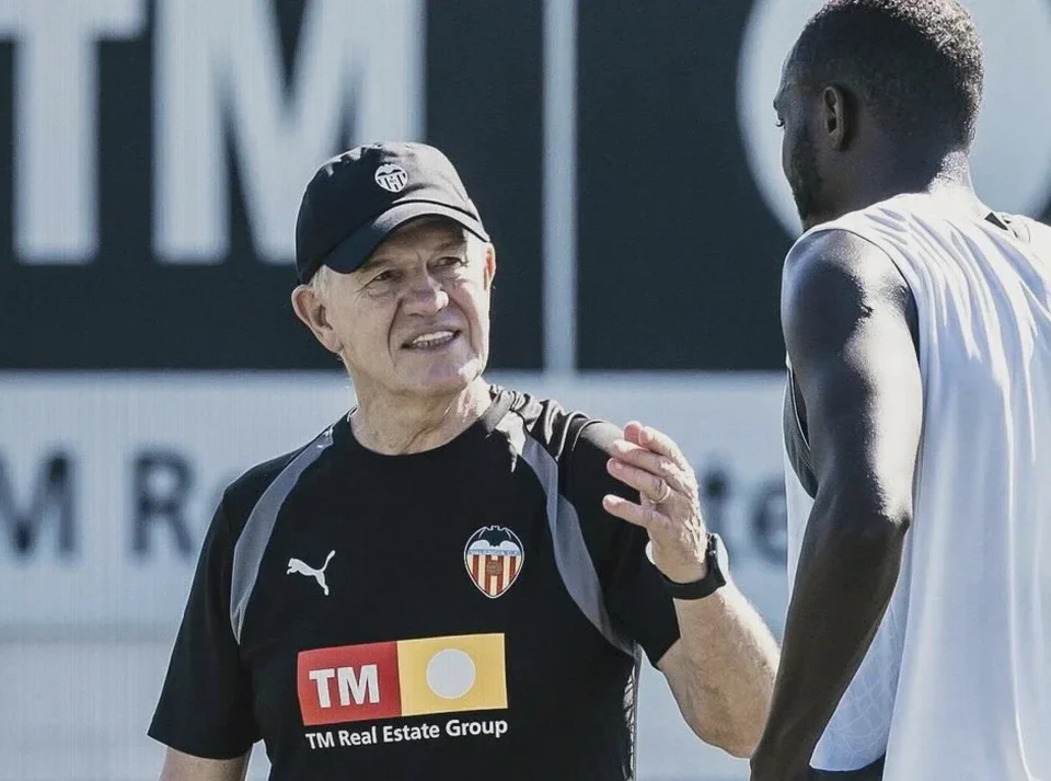 Javier Aguirre Accepts Valencia Dugout Tradition at Mestalla