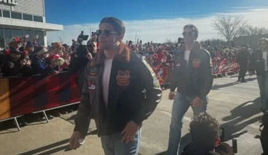 Winnipeg Jets Make Top Gun-Inspired Entrance at Heritage Classic