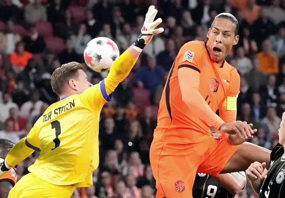 Oliver Kahn Backs Ter Stegen in Germany Goalkeeper Debate