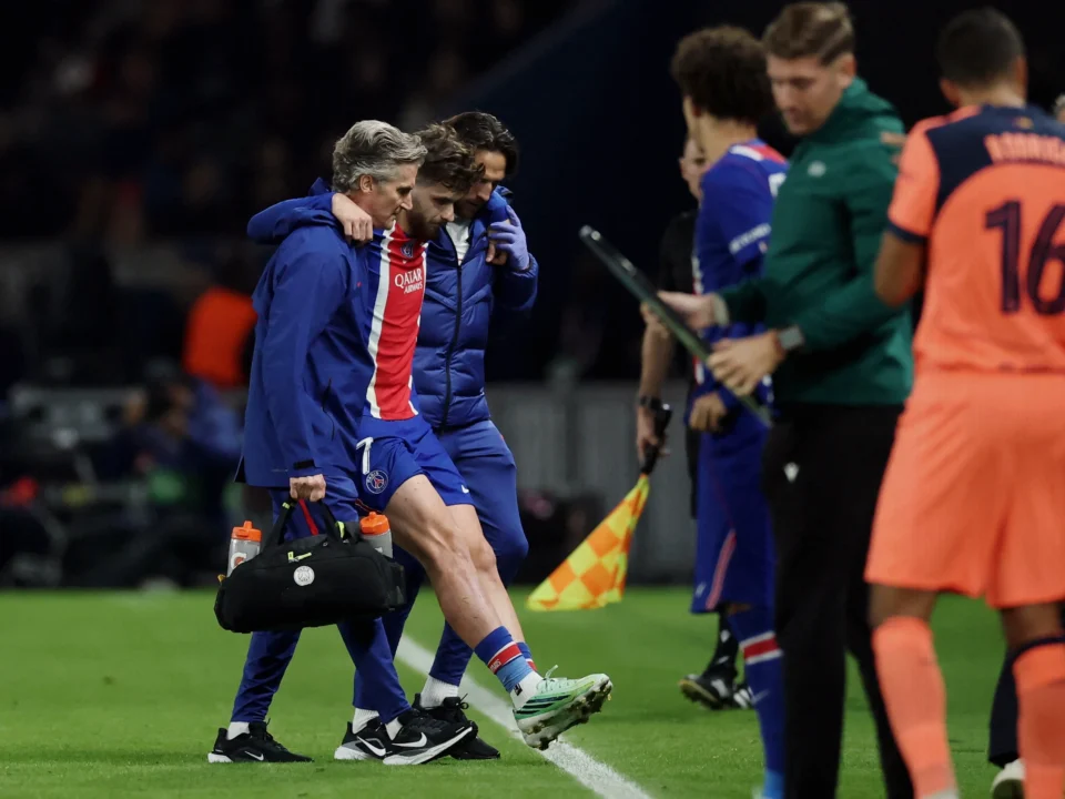 Kvaratskhelia Ruptures ACL as PSG Beat Barcelona in Champions League