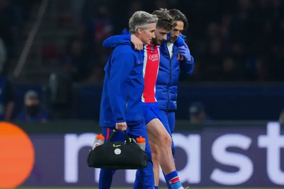 PSG’s Kvaratskhelia Suffers Season-Ending ACL Injury Against Barcelona