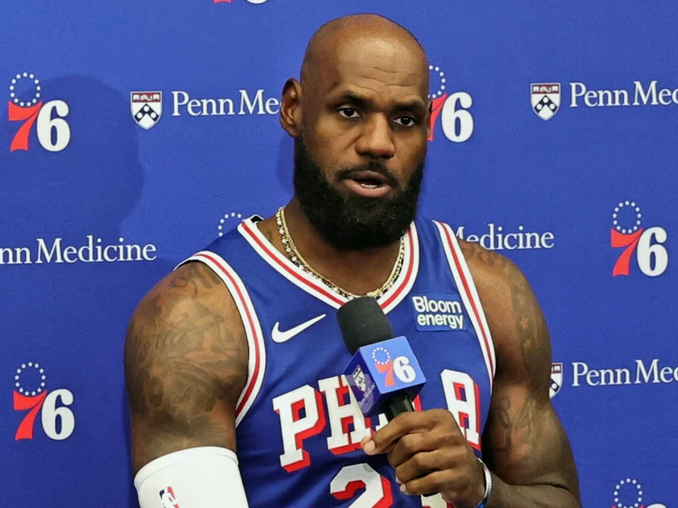 LeBron James Draws 10,000 Fans for First 76ers Scrimmage