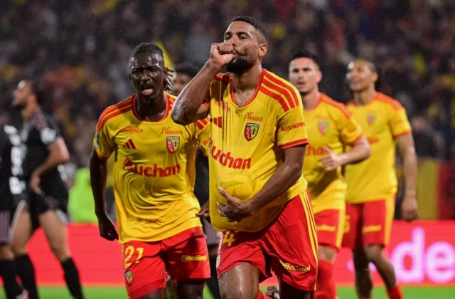 Lens Beat Lyon 2-1 to Hand Yannick Cahuzac First Win