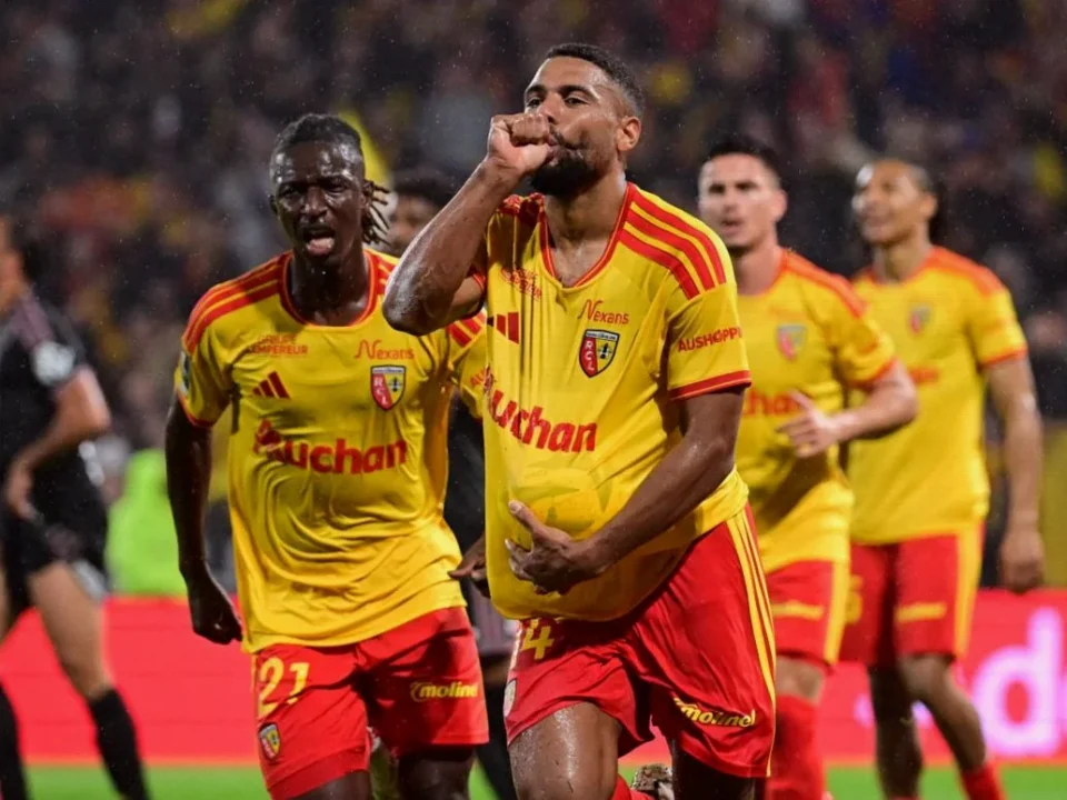 Lens Beat Lyon 2-1 to Hand Yannick Cahuzac First Win