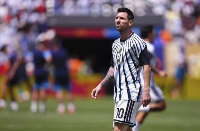 Rosario Unveils Giant Argentina Shirt for Messi’s Farewell Match