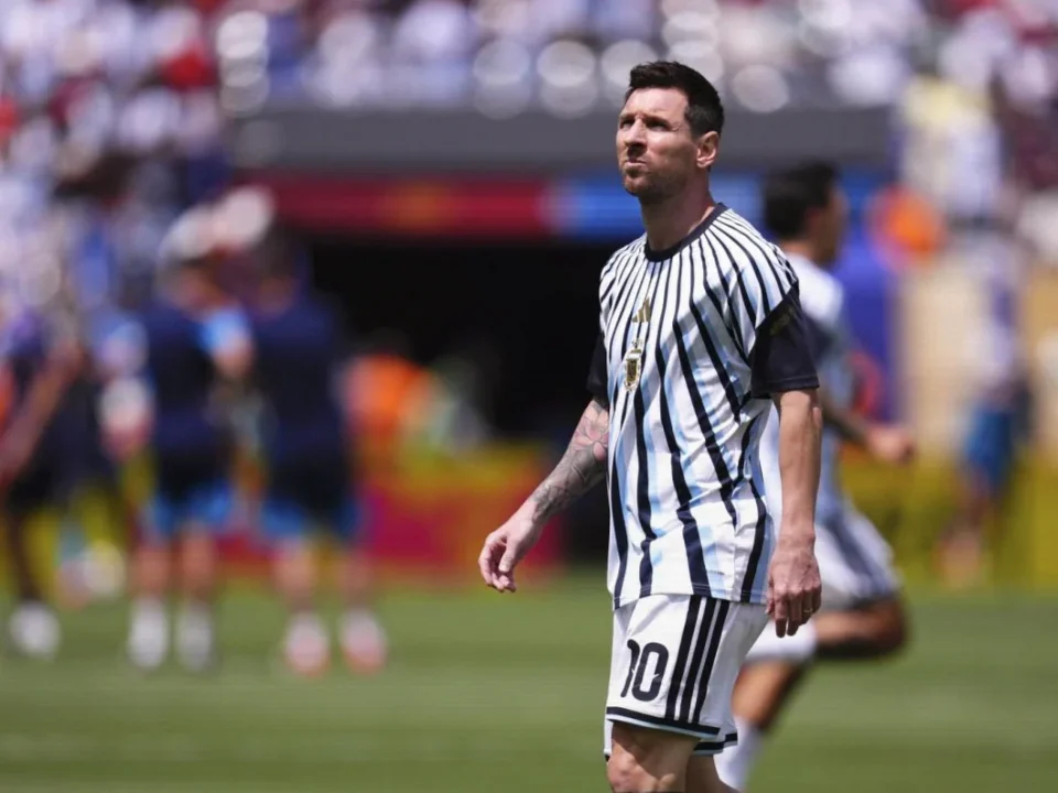 Rosario Unveils Giant Argentina Shirt for Messi’s Farewell Match