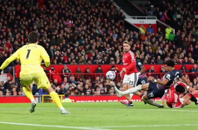 Micky van de Ven Rescues Tottenham Draw at Manchester United