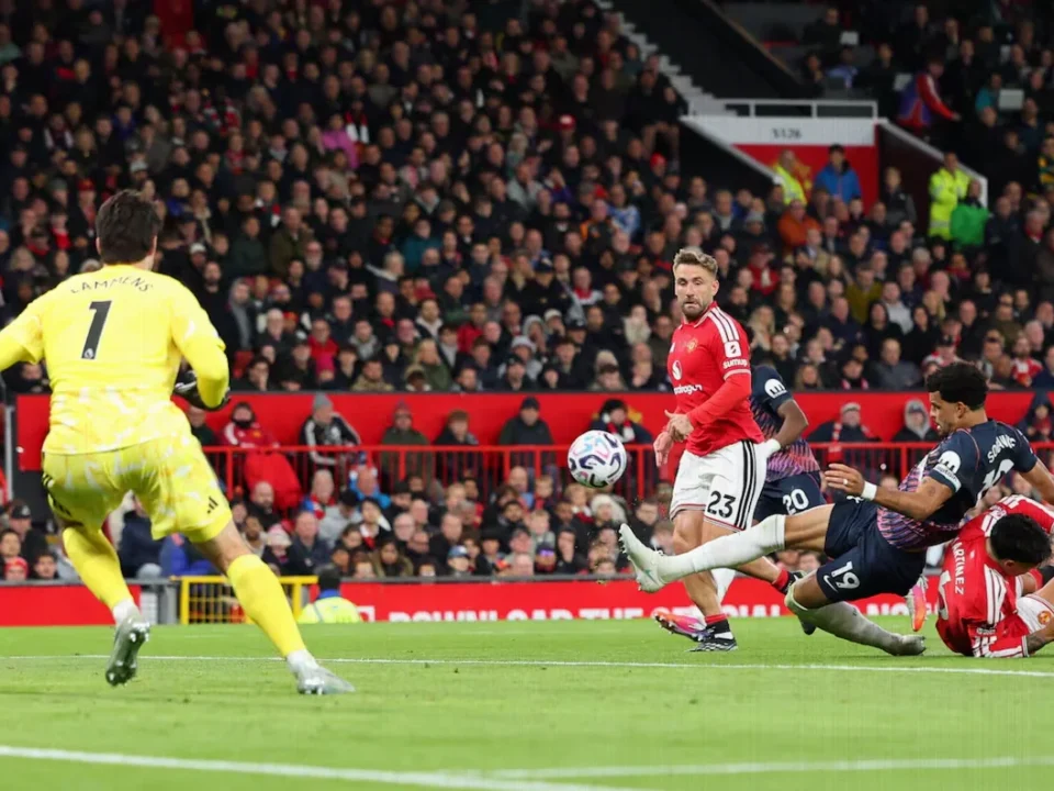 Micky van de Ven Rescues Tottenham Draw at Manchester United