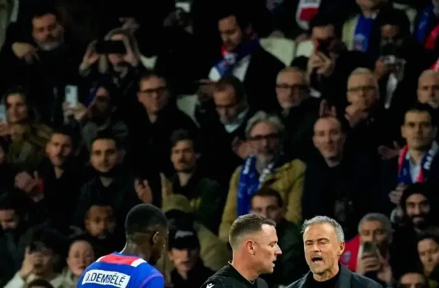 PSG Fear Kvaratskhelia Knee Injury After Champions League Win at Barcelona