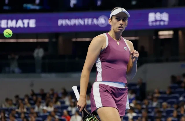 Elise Mertens Stuns Iga Swiatek to Reach Beijing Semifinals