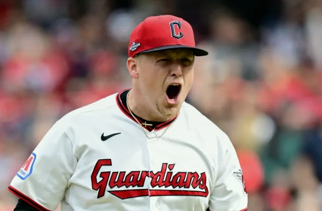 Murakami Homer Lifts White Sox Over Guardians in ALDS Game 1
