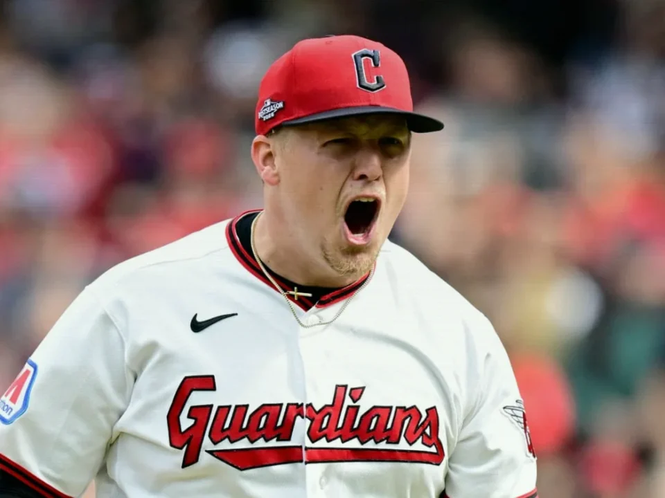 Murakami Homer Lifts White Sox Over Guardians in ALDS Game 1