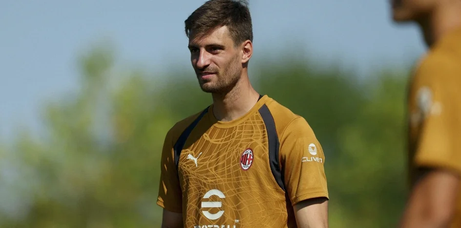 Matteo Gabbia Stretchered Off Early in Milan’s Clash with Sassuolo