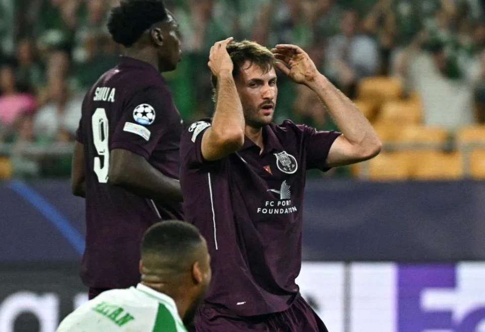 Santiago Giménez Gives Porto Late Spark in Real Betis Defeat
