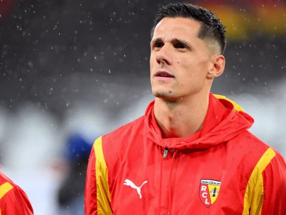Yannick Cahuzac Hands Florian Sotoca First Lens Start Against Lyon