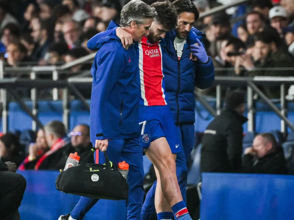 PSG Confirm Kvaratskhelia Cruciate Ligament Rupture After Barcelona Win