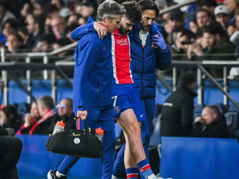 PSG’s Kvaratskhelia Faces ACL Surgery as Contract Talks Continue
